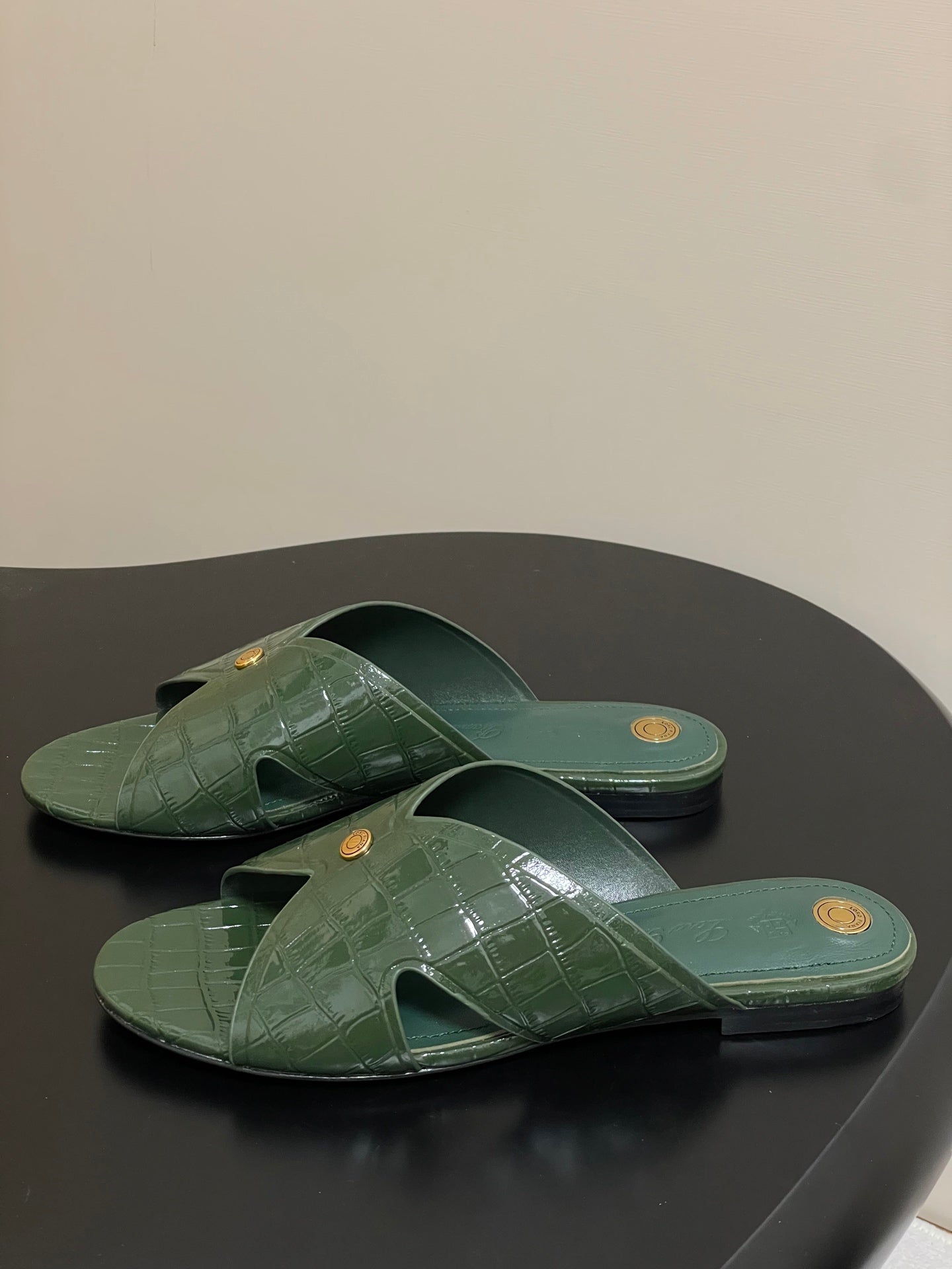 FLAT SLIPPERS IN MOSS GREEN CALFSKIN SNAKE EMBOSSING