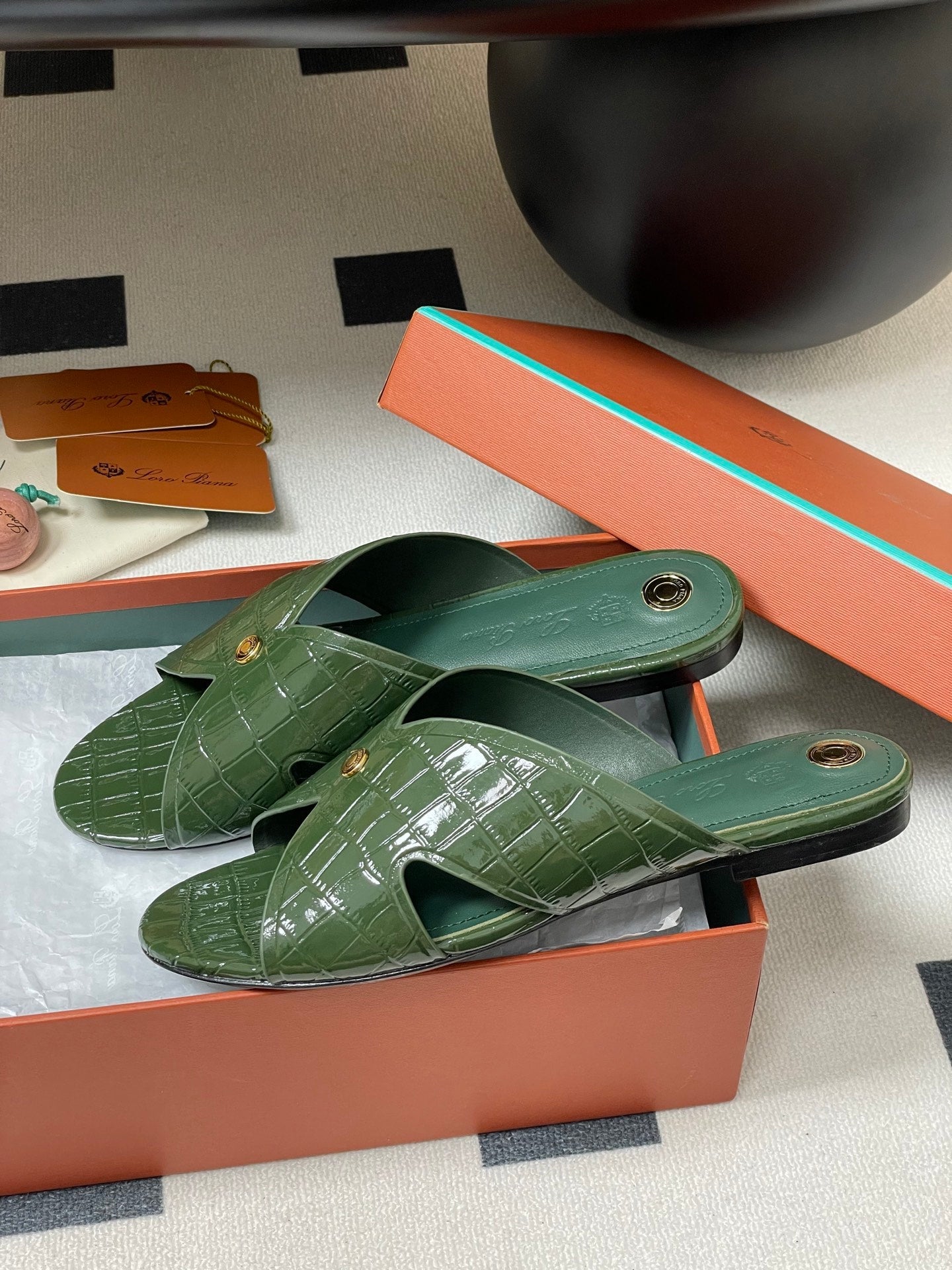 FLAT SLIPPERS IN MOSS GREEN CALFSKIN SNAKE EMBOSSING