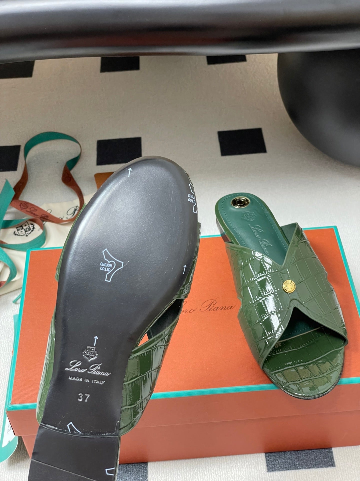 FLAT SLIPPERS IN MOSS GREEN CALFSKIN SNAKE EMBOSSING