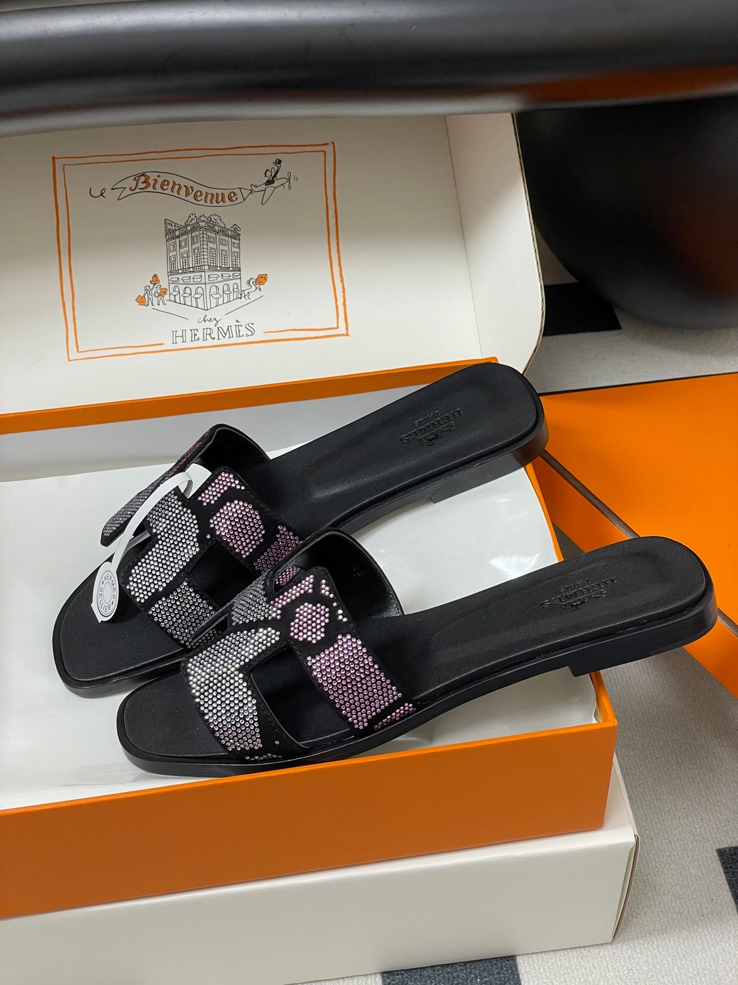 HM 25S ORAN SANDAL IN BLACK LAMBSKIN WITH WHITE MIX PINK STONE DETAILS