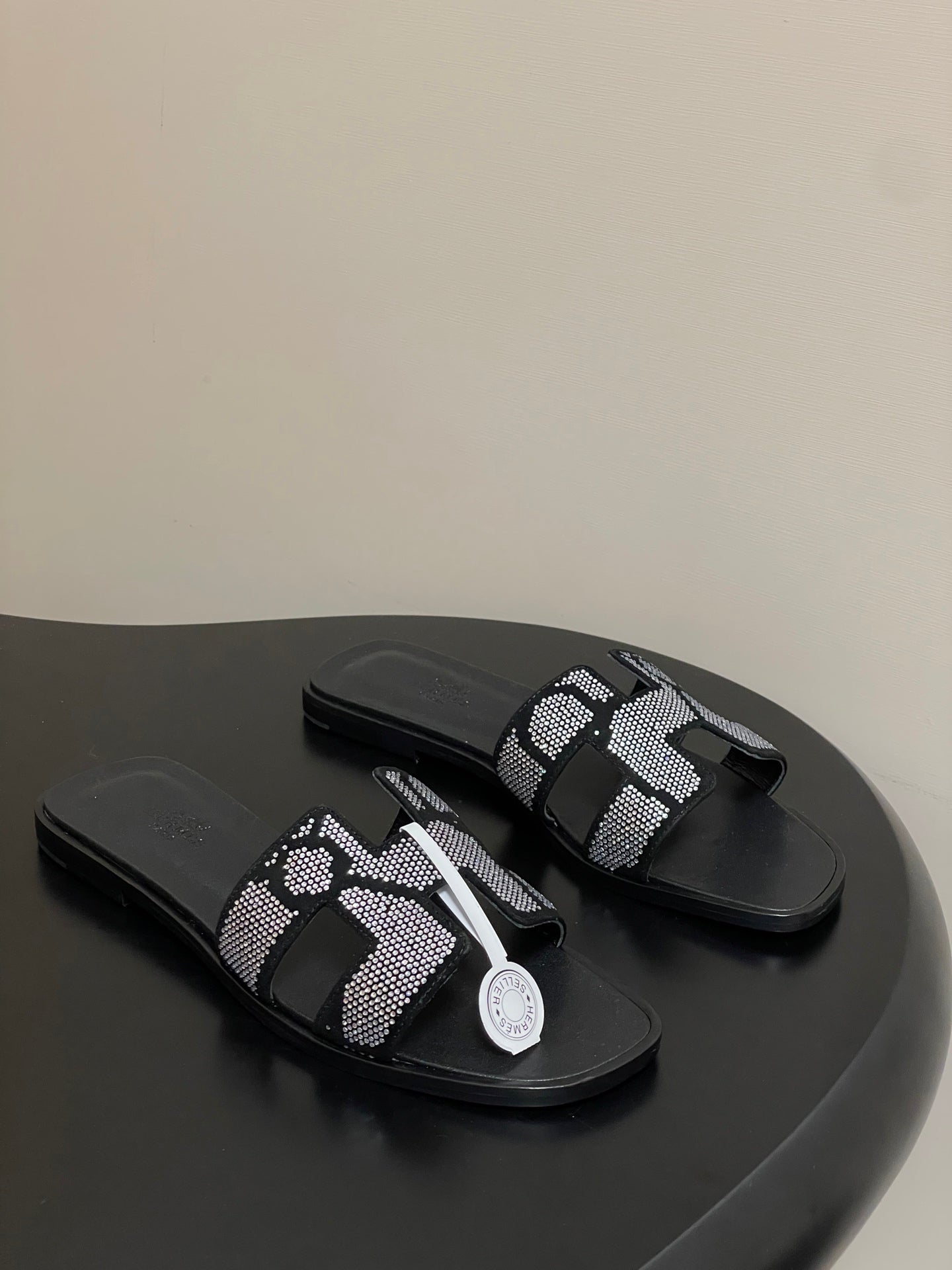 HM 25S ORAN SANDAL IN BLACK LAMBSKIN WITH WHITE STONE DETAILS
