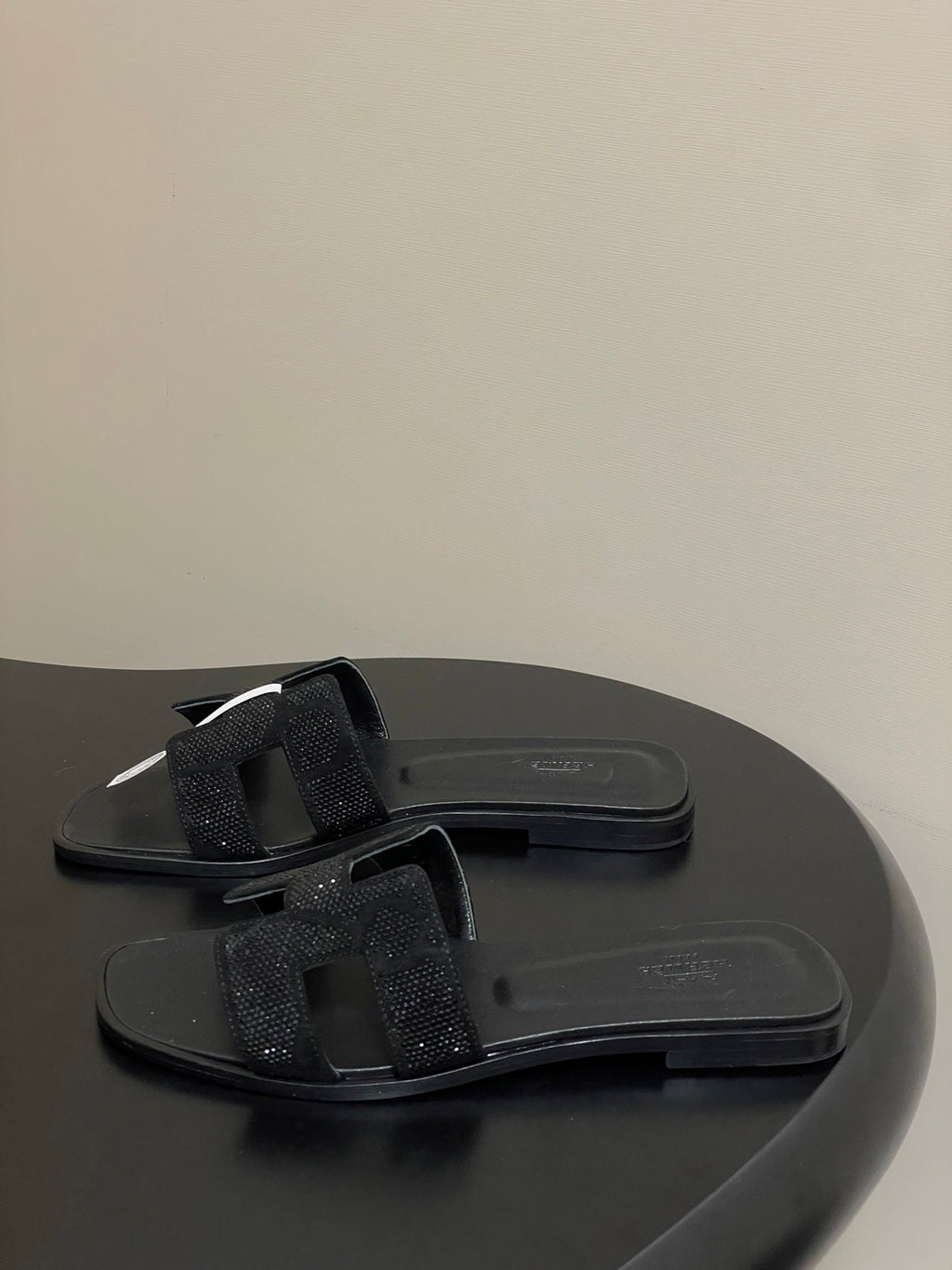HM 25S ORAN SANDAL IN BLACK LAMBSKIN WITH STONE DETAILS