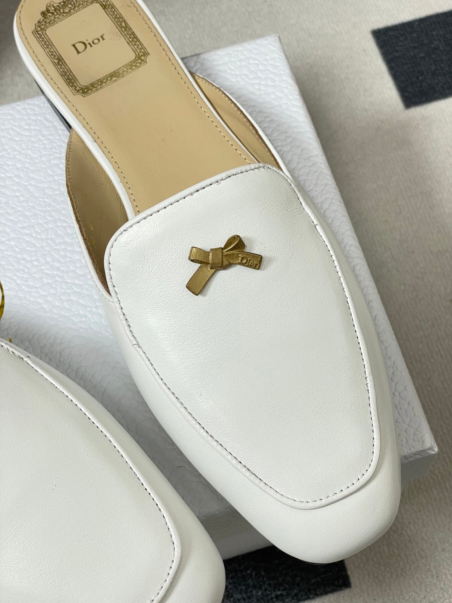 DIOR 26S MULES IN WHITE CALFSKIN WITH BOW
