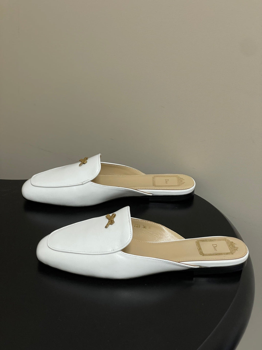 DIOR 26S MULES IN WHITE CALFSKIN WITH BOW