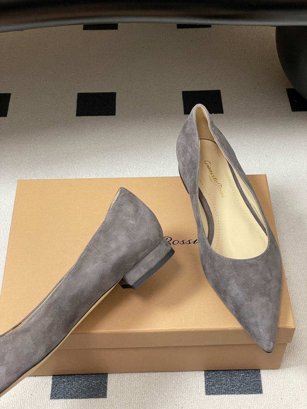 GIANVITO ROSSI 26S FLATS IN GREY SUEDE