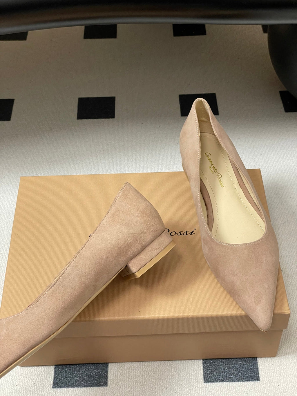 GIANVITO ROSSI 26S FLATS IN NUDE SUEDE