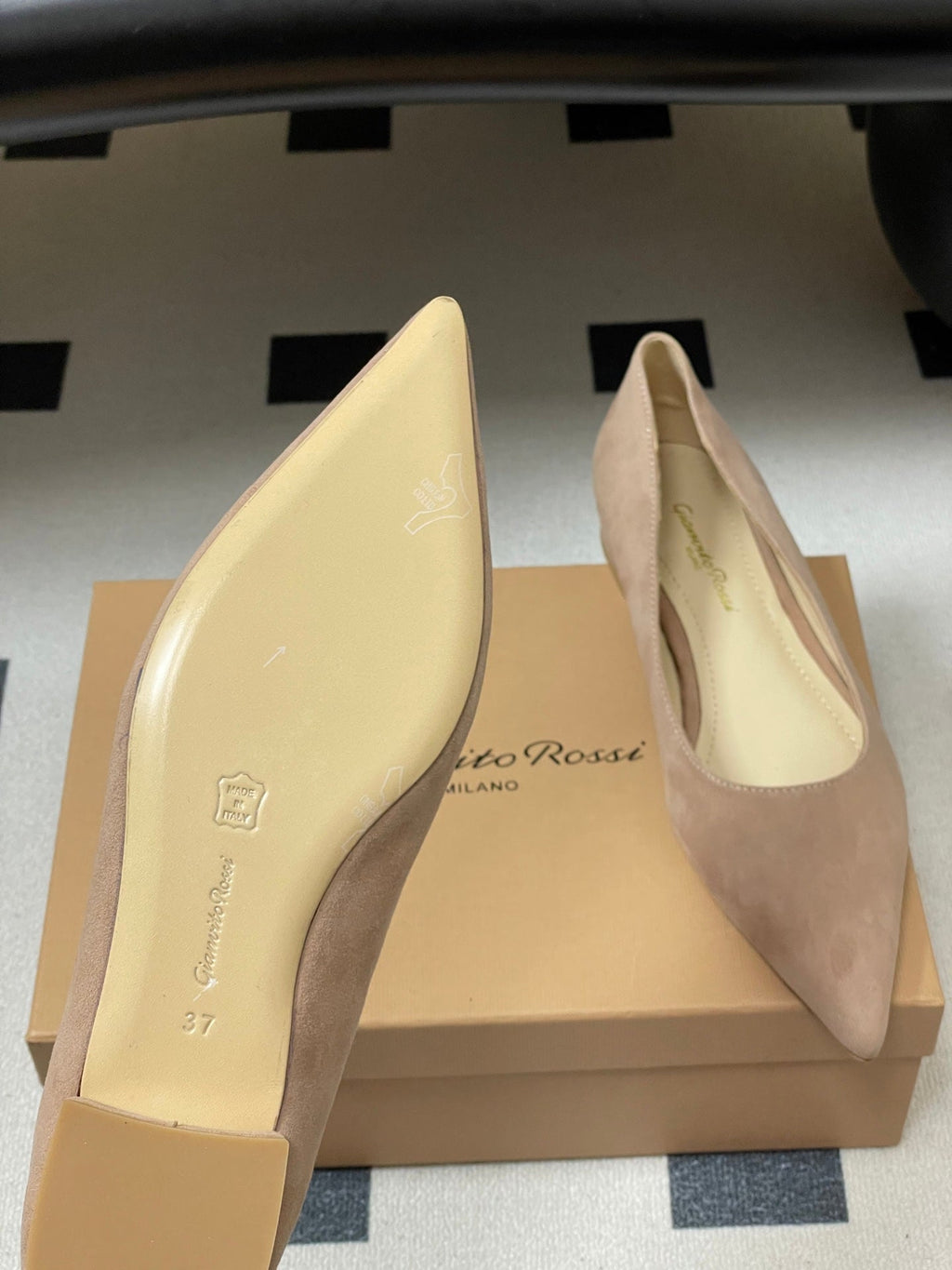 GIANVITO ROSSI 26S FLATS IN NUDE SUEDE