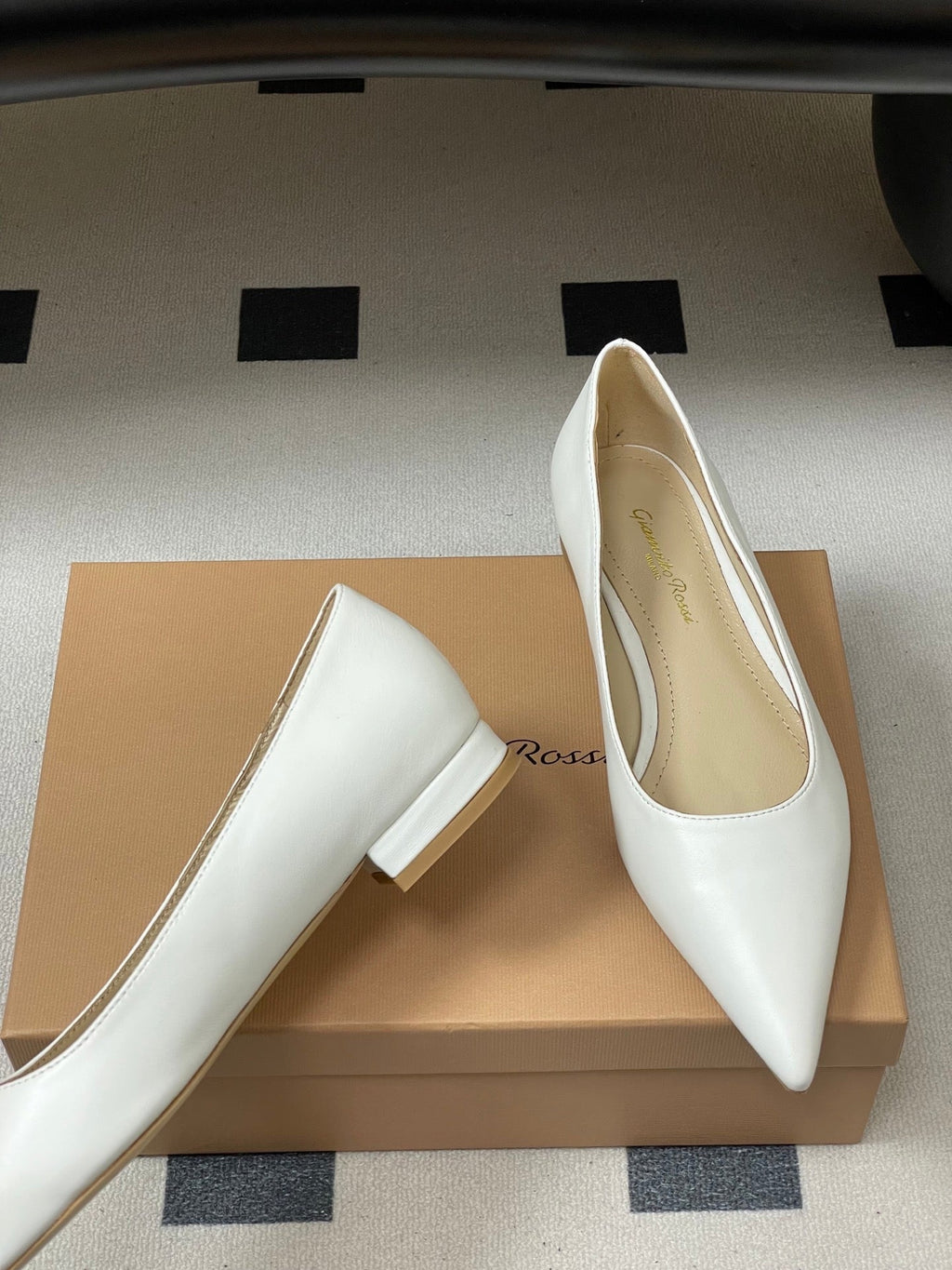 GIANVITO ROSSI 26S FLATS IN WHITE CALFSKIN