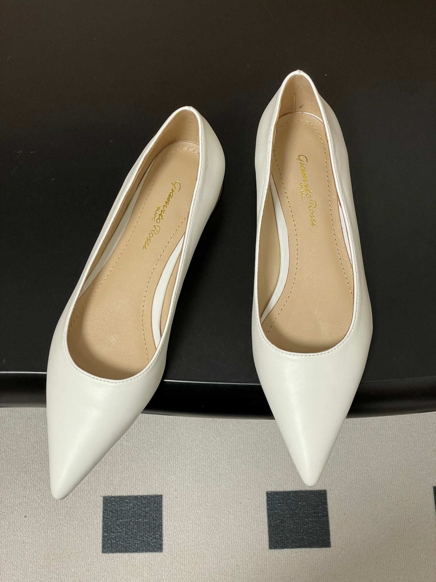 GIANVITO ROSSI 26S FLATS IN WHITE CALFSKIN