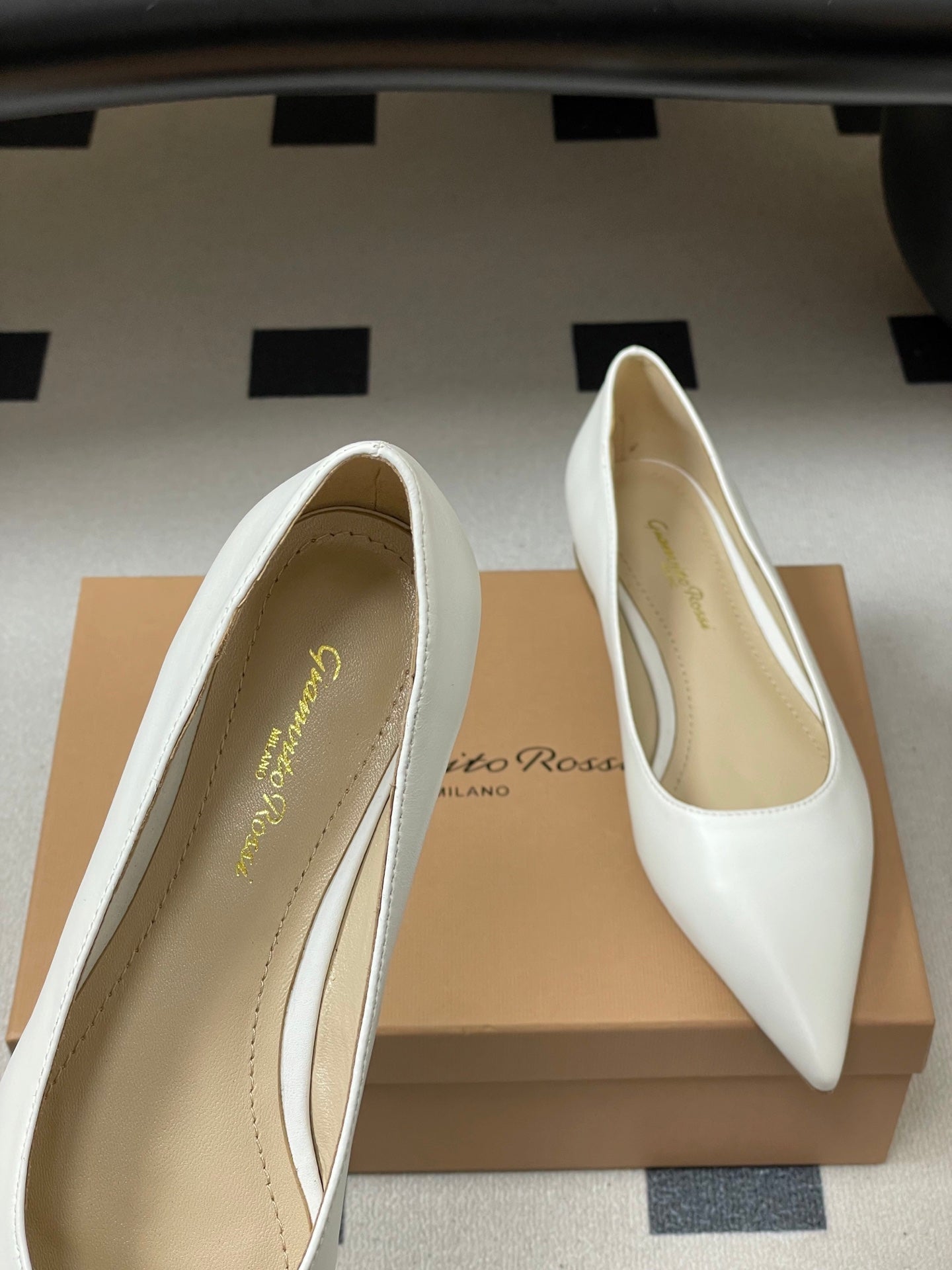 GIANVITO ROSSI 26S FLATS IN WHITE CALFSKIN