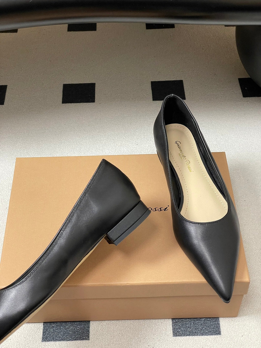 GIANVITO ROSSI 26S FLATS IN BLACK CALFSKIN