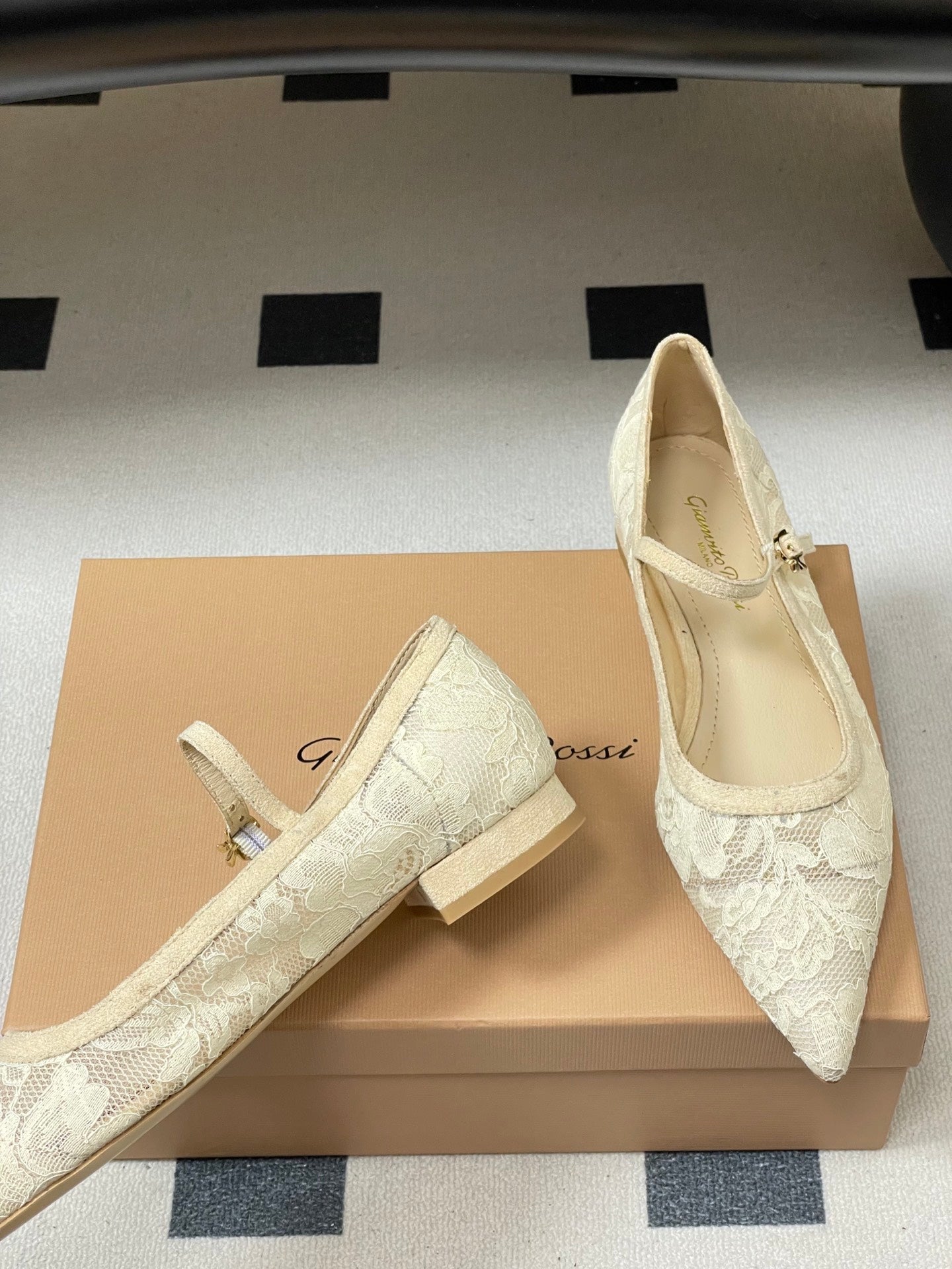 GIANVITO ROSSI 26S MARY JANE IN CREAM WHITE LACE