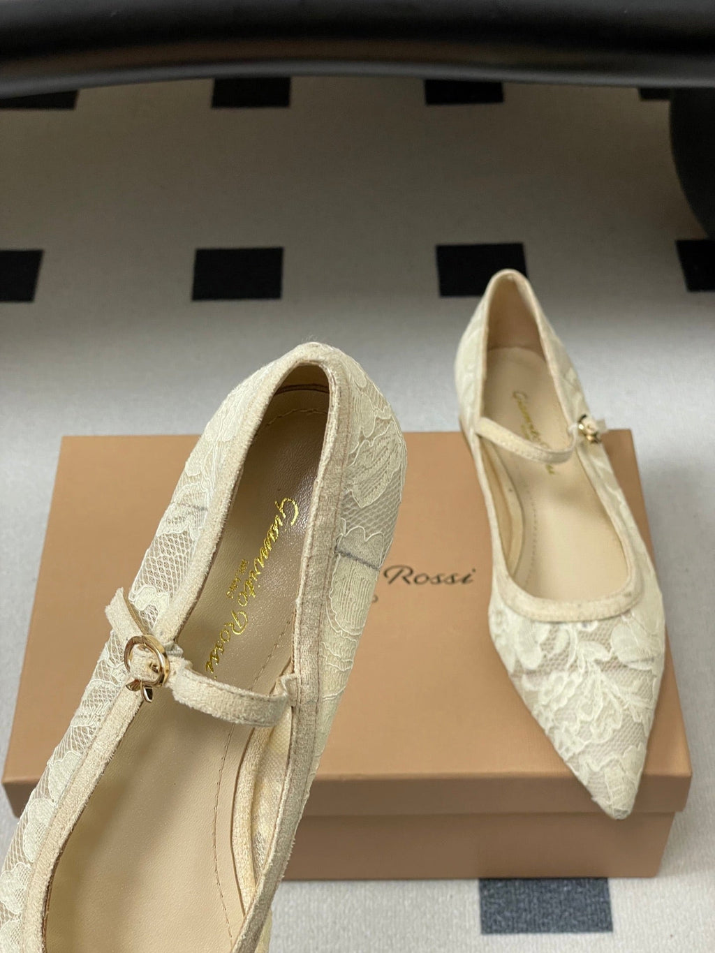 GIANVITO ROSSI 26S MARY JANE IN CREAM WHITE LACE