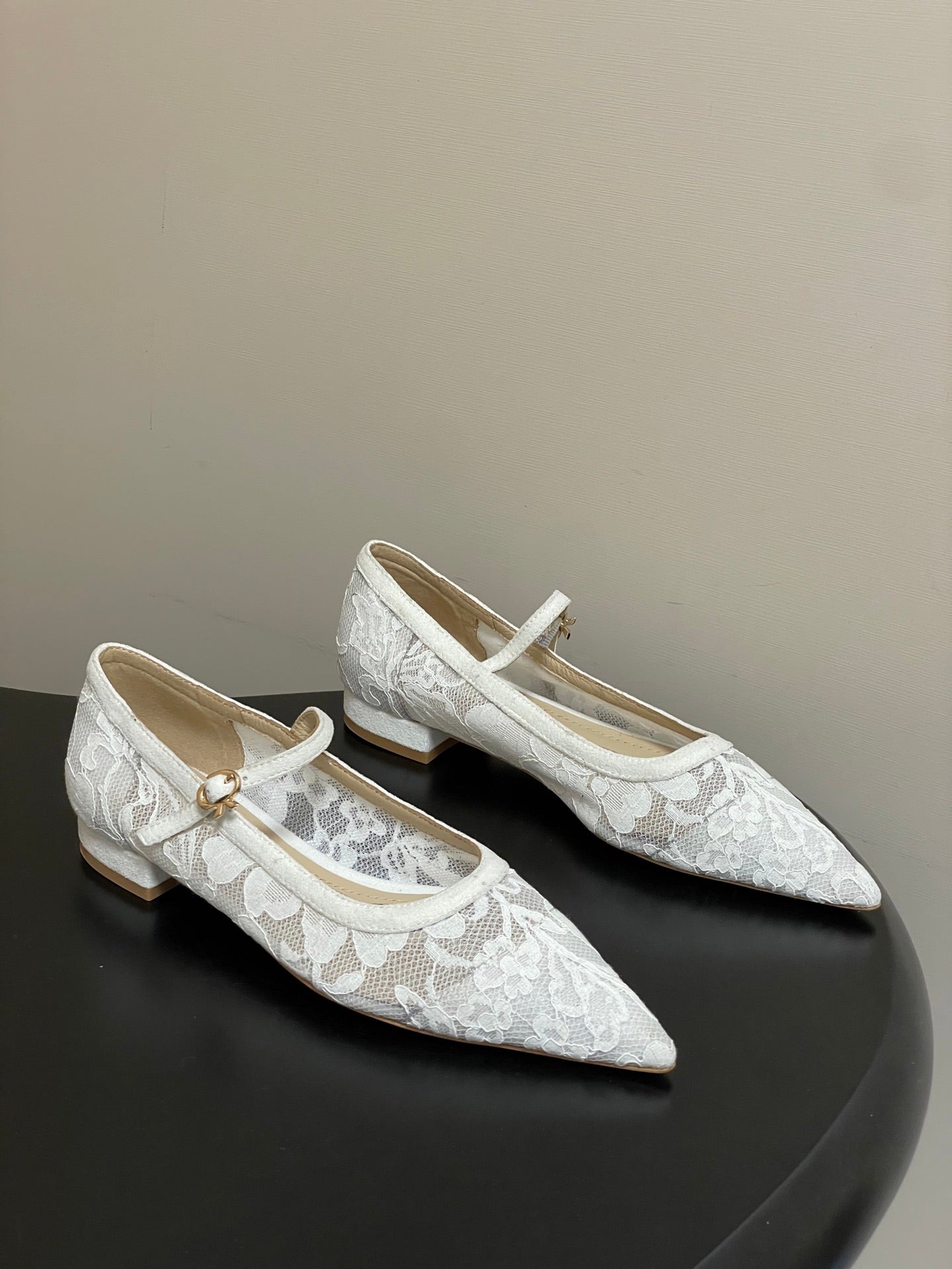 GIANVITO ROSSI 26S MARY JANE IN WHITE LACE