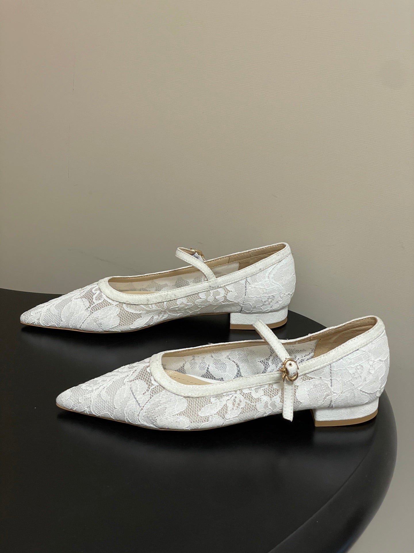 GIANVITO ROSSI 26S MARY JANE IN WHITE LACE