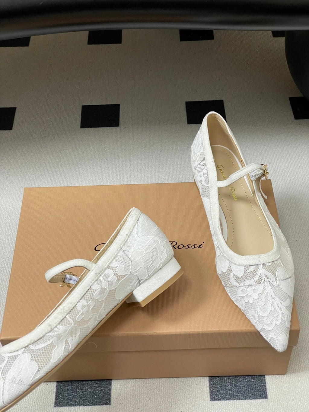GIANVITO ROSSI 26S MARY JANE IN WHITE LACE
