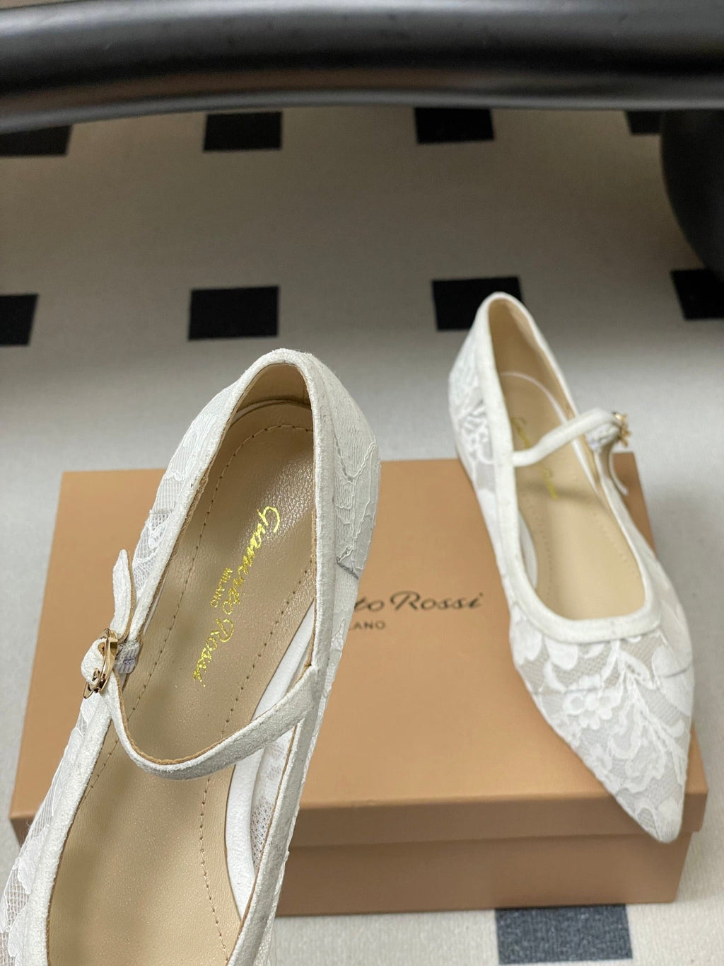 GIANVITO ROSSI 26S MARY JANE IN WHITE LACE