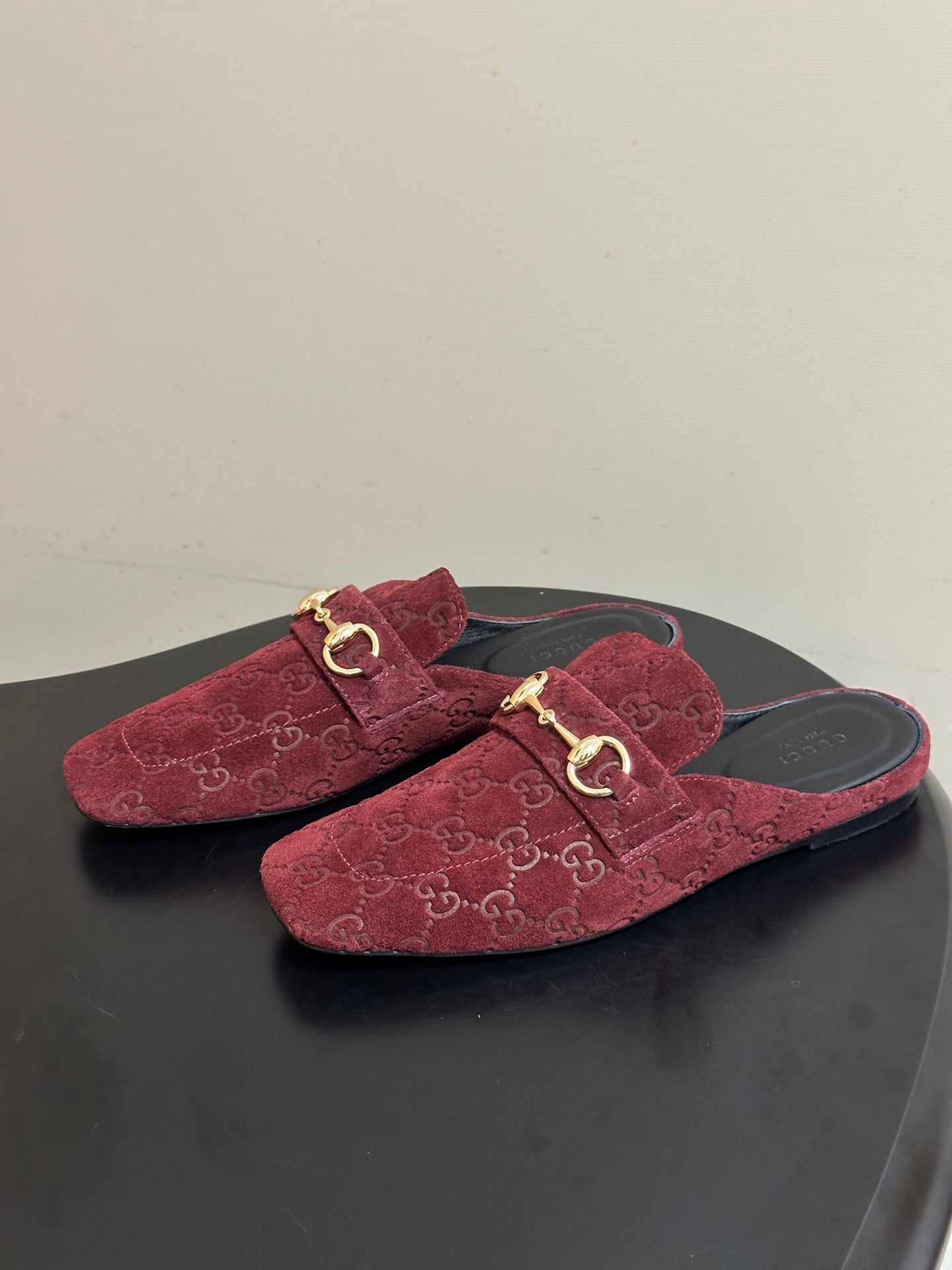 GUCCI 26S HORSEBIT LOAFER MULES IN RED SUEDE
