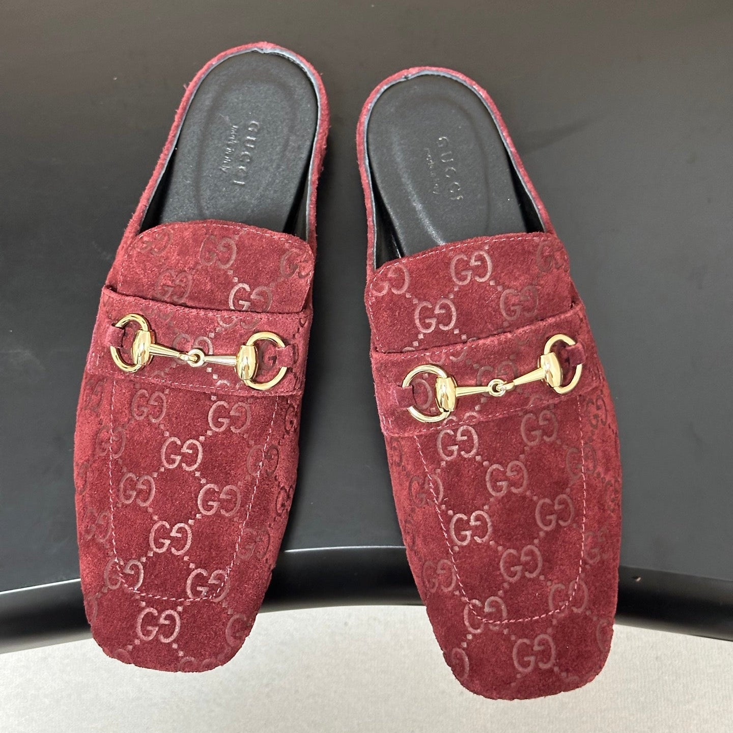 GUCCI 26S HORSEBIT LOAFER MULES IN RED SUEDE