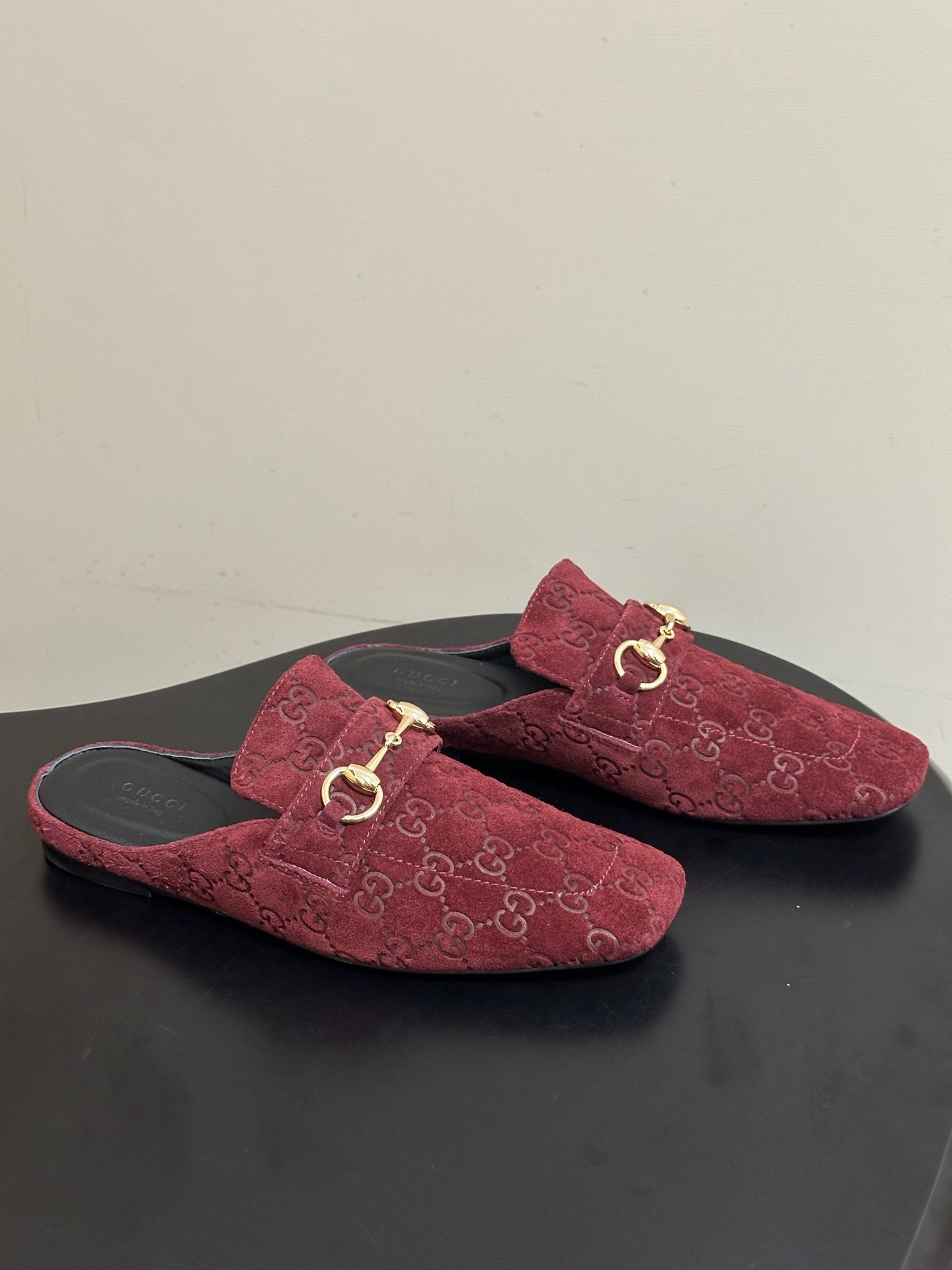 GUCCI 26S HORSEBIT LOAFER MULES IN RED SUEDE