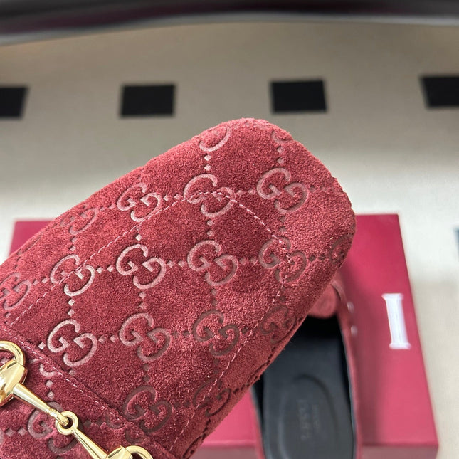 GUCCI 26S HORSEBIT LOAFER MULES IN RED SUEDE