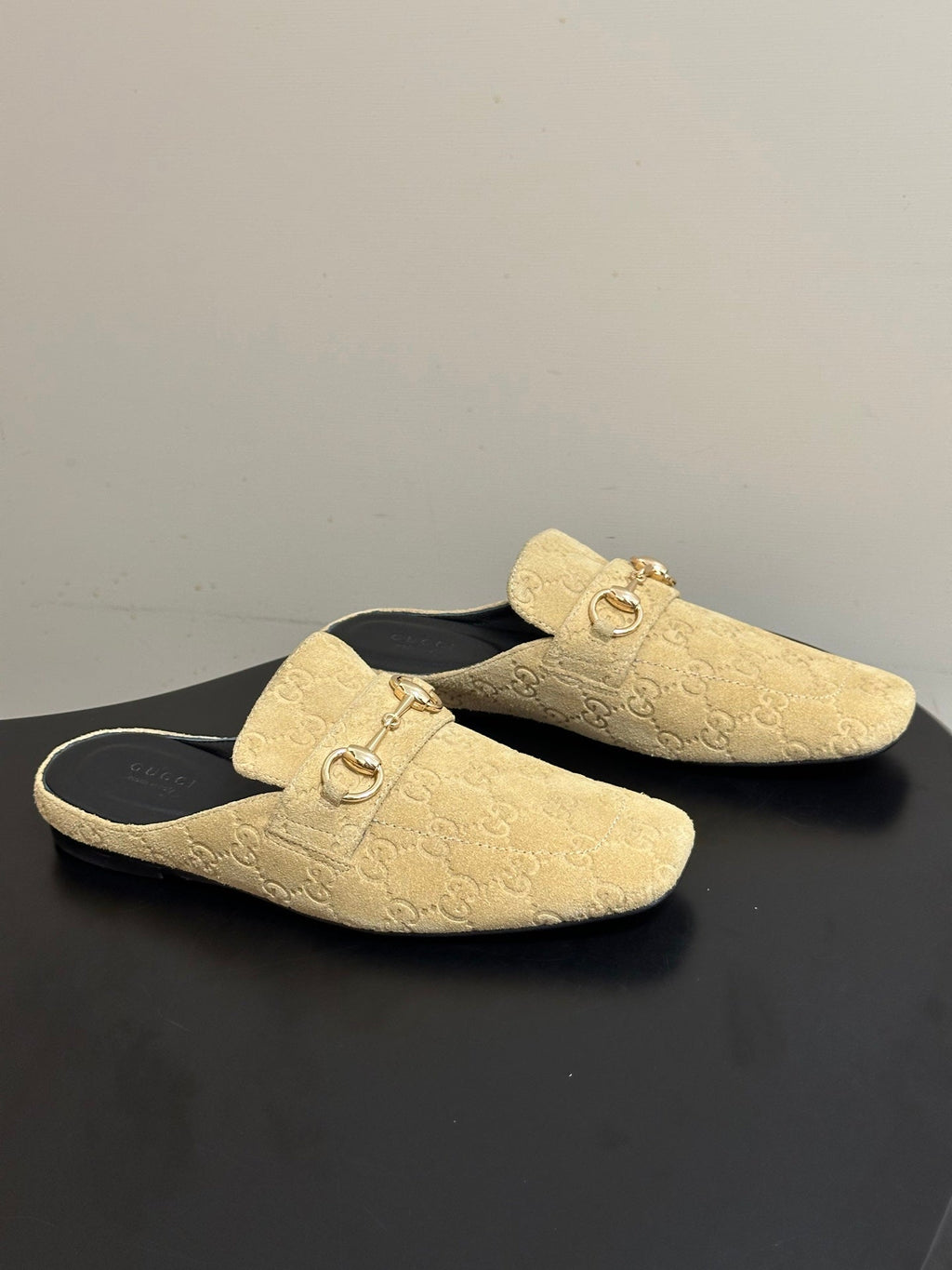 GUCCI 26S HORSEBIT LOAFER MULES IN BEIGE SUEDE