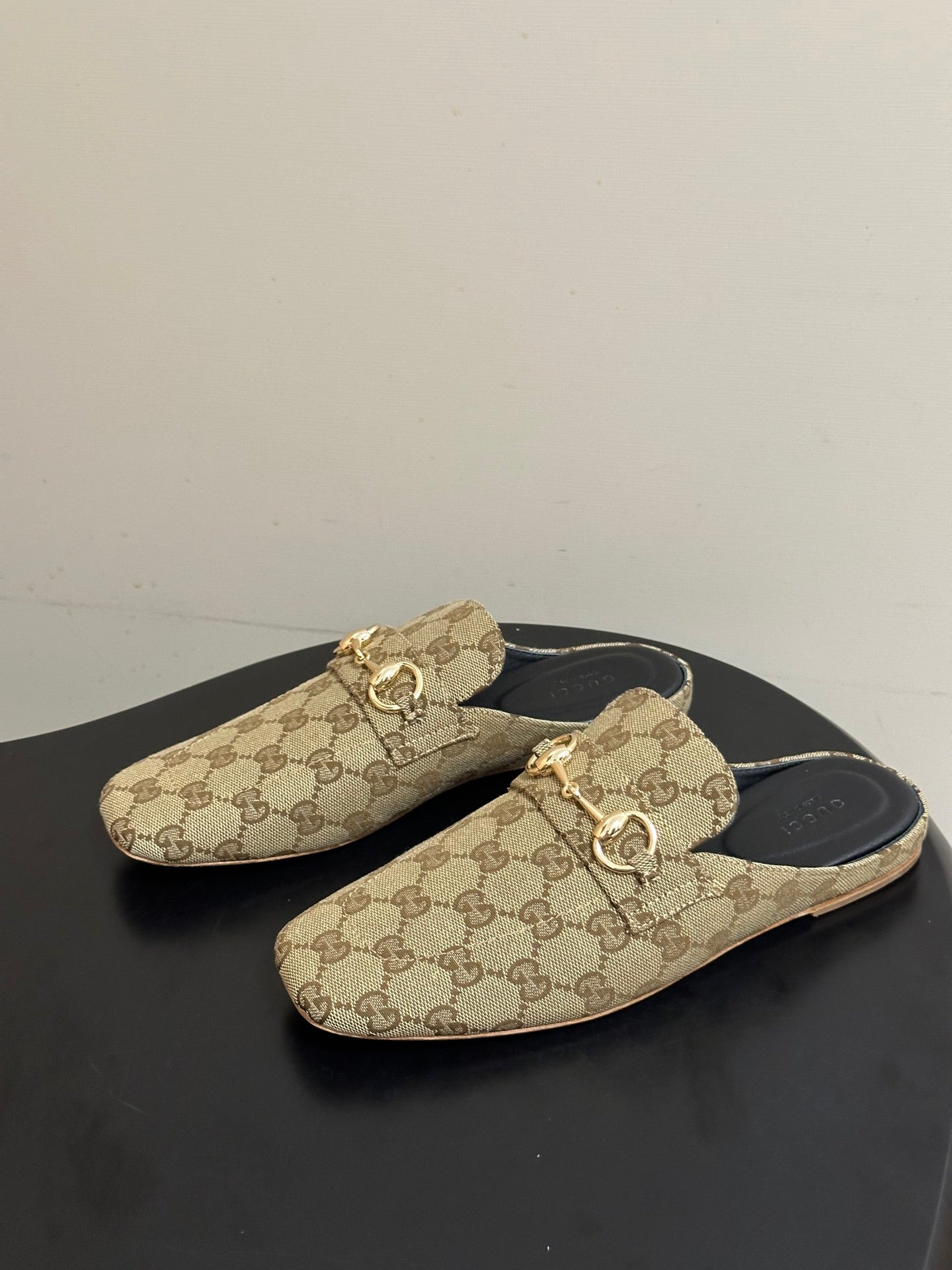 GUCCI 26S HORSEBIT LOAFER MULES IN BEIGE CANVAS