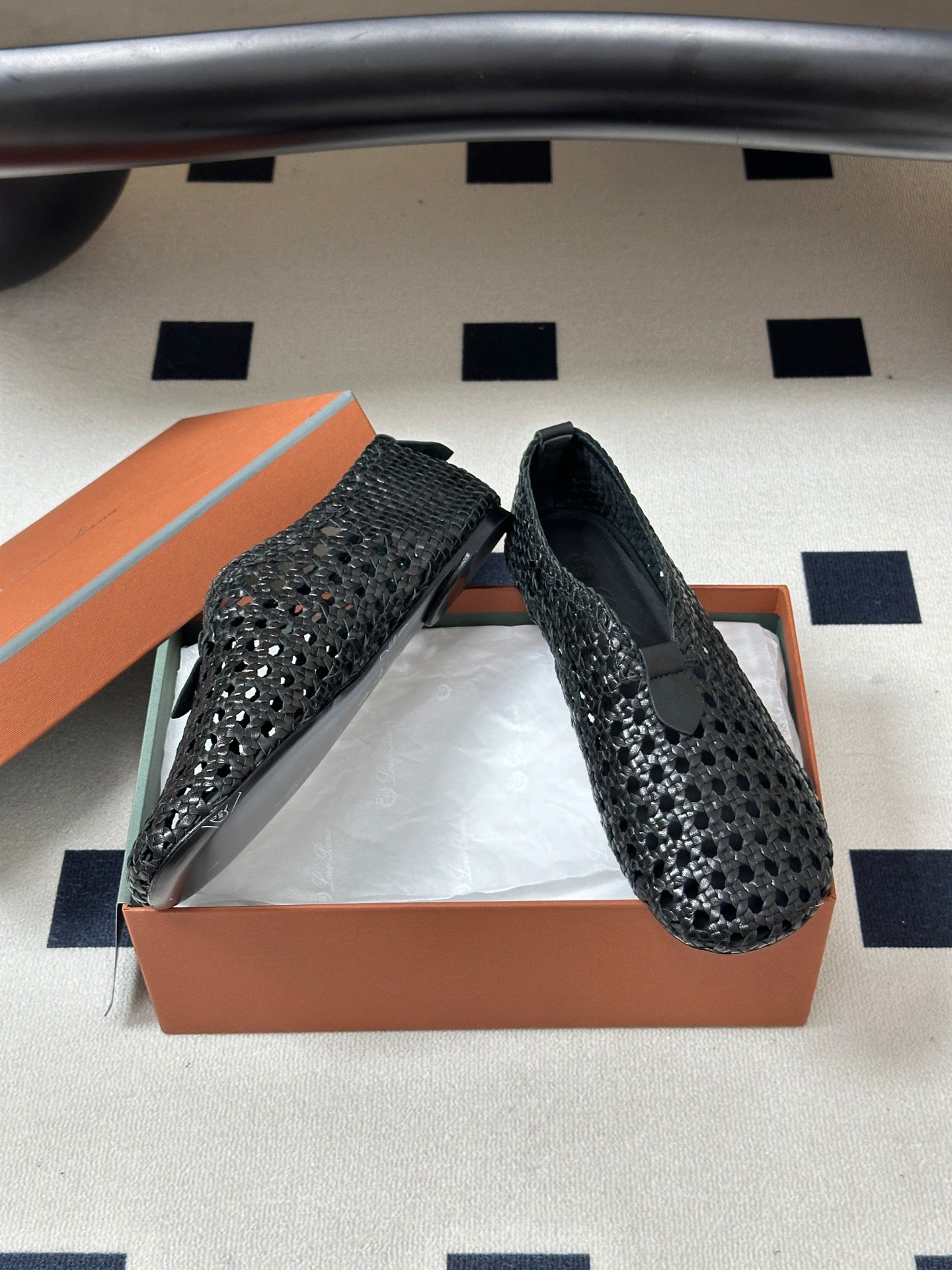 LP 26S BALLET FLATS IN BLACK CALFSKIN WITH BASKETWEAVE DESIGN