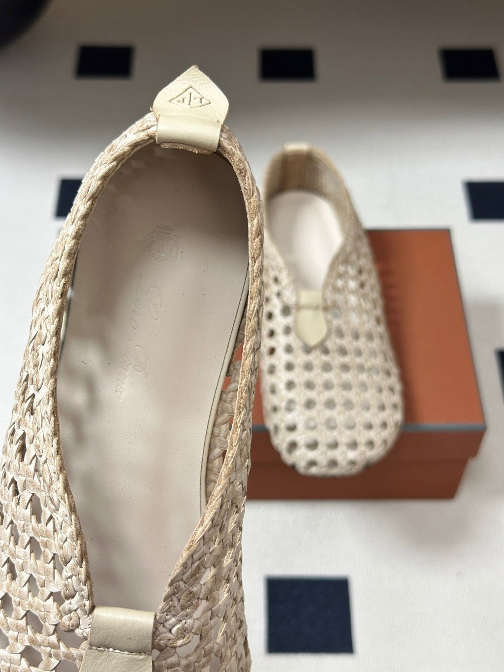 LP 26S BALLET FLATS IN CREAM WHITE CALFSKIN WITH BASKETWEAVE DESIGN