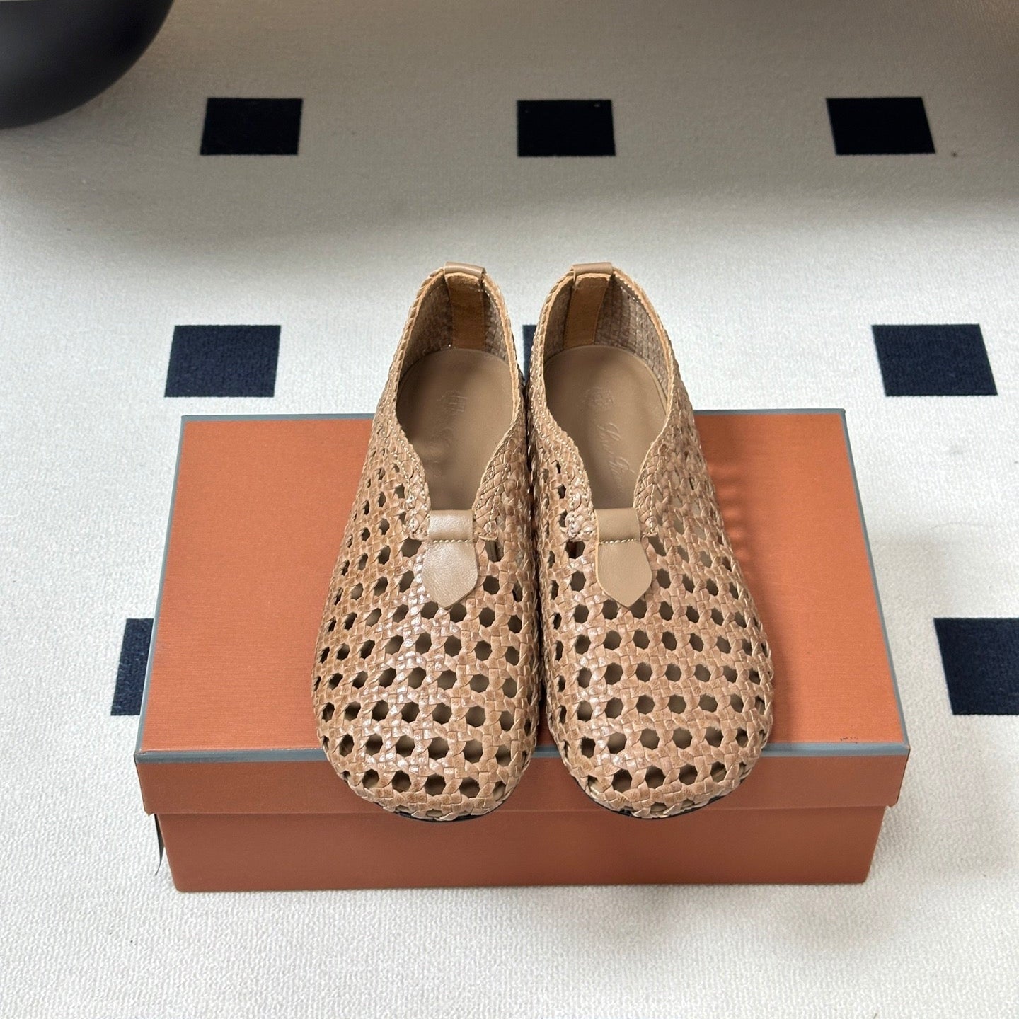 LP 26S BALLET FLATS IN DARK BEIGE CALFSKIN WITH BASKETWEAVE DESIGN