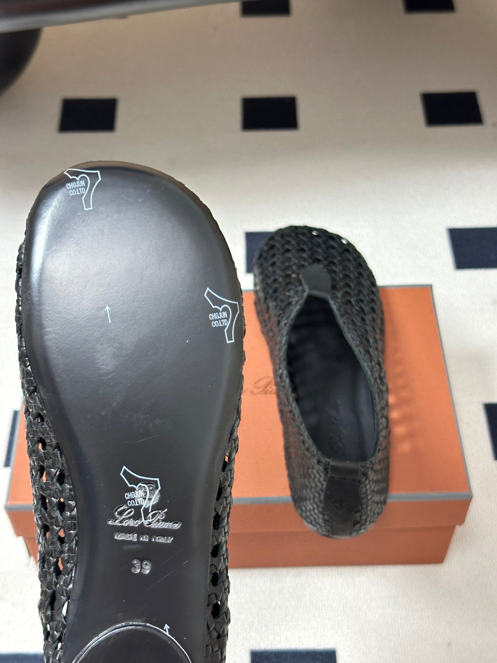 LP 26S BALLET FLATS IN BLACK CALFSKIN WITH BASKETWEAVE DESIGN