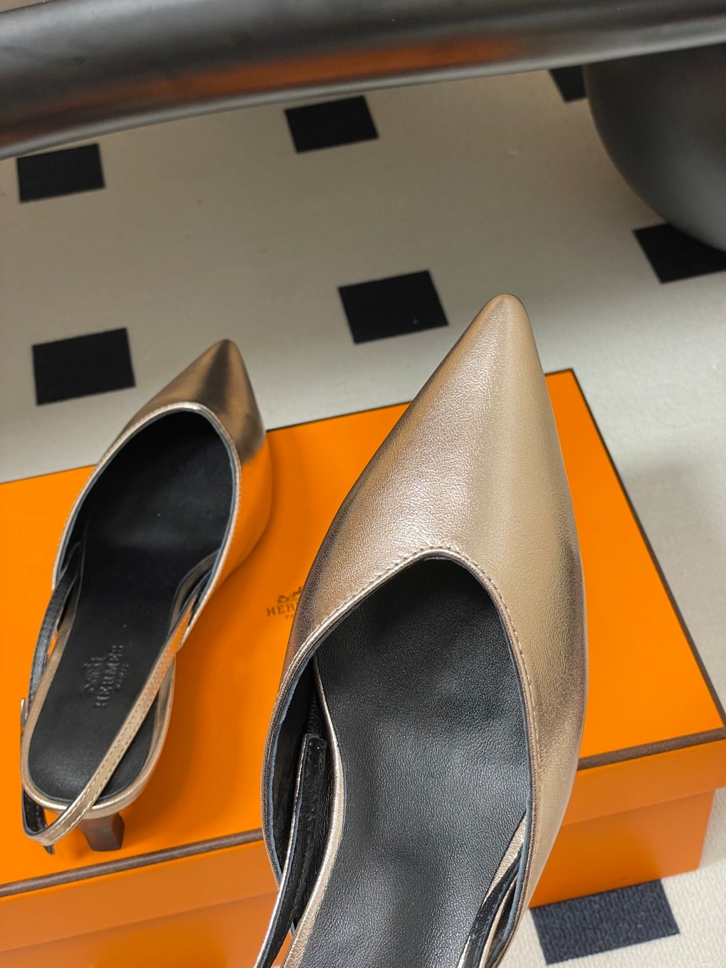 HM 26S NICOLE SLINGBACK 40MM IN GOLD CALFSKIN SILVER HARDWARE