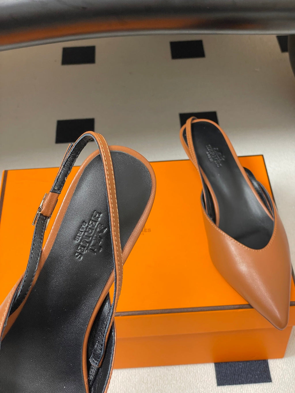 HM 26S NICOLE SLINGBACK 40MM IN CARAMEL BROWN CALFSKIN SILVER HARDWARE