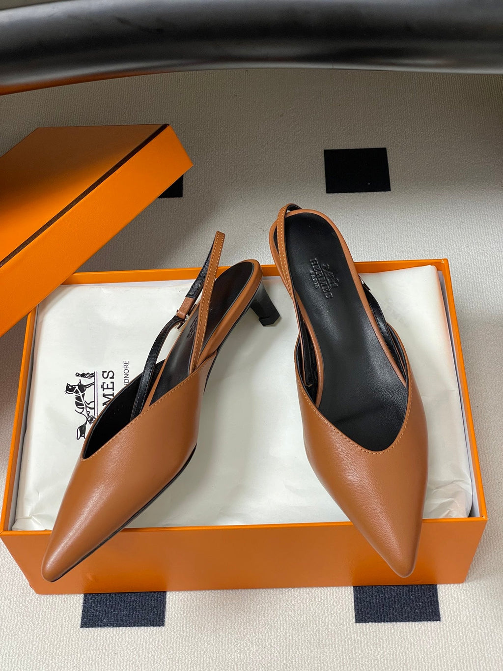HM 26S NICOLE SLINGBACK 40MM IN CARAMEL BROWN CALFSKIN SILVER HARDWARE