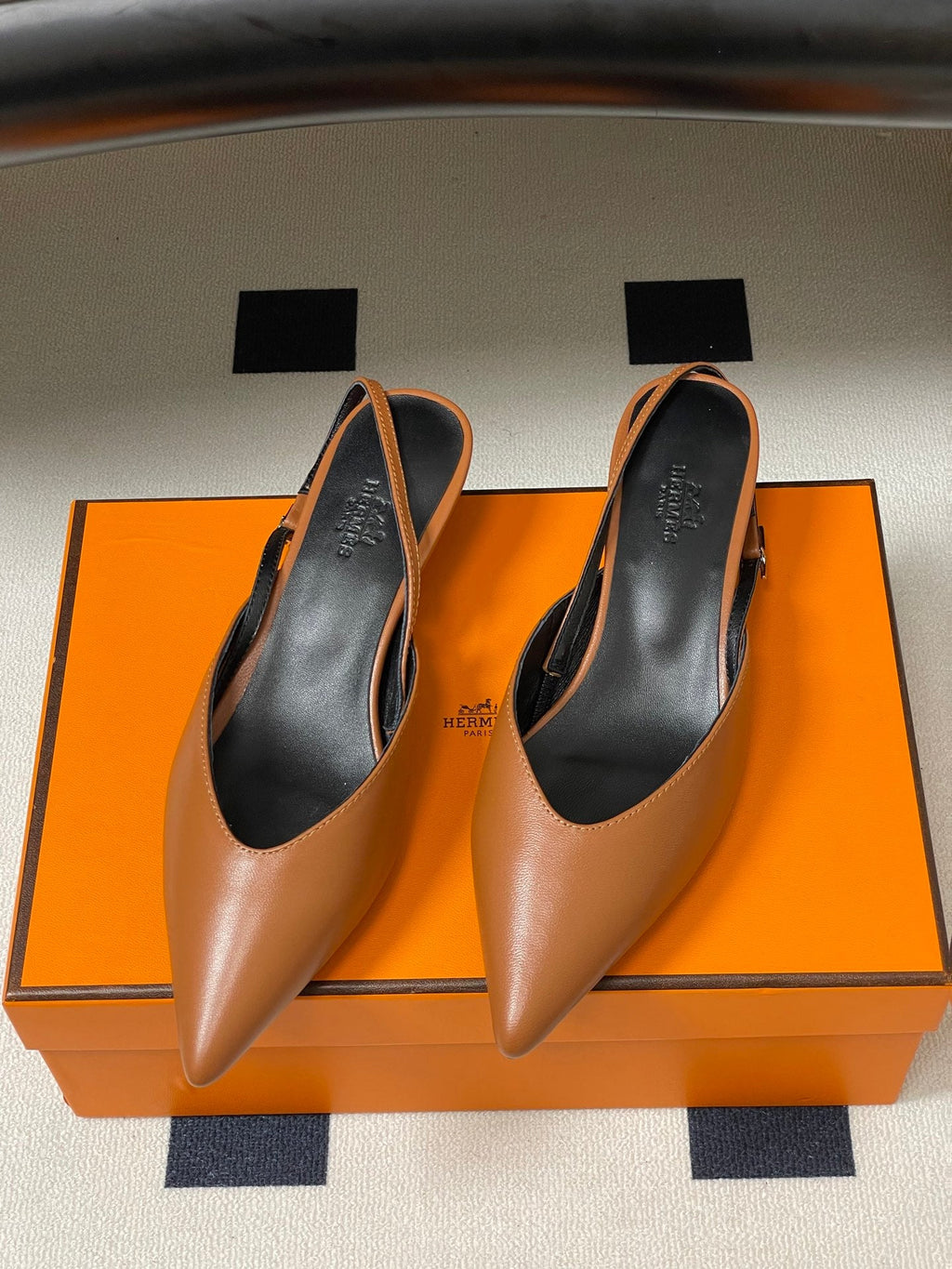 HM 26S NICOLE SLINGBACK 40MM IN CARAMEL BROWN CALFSKIN SILVER HARDWARE