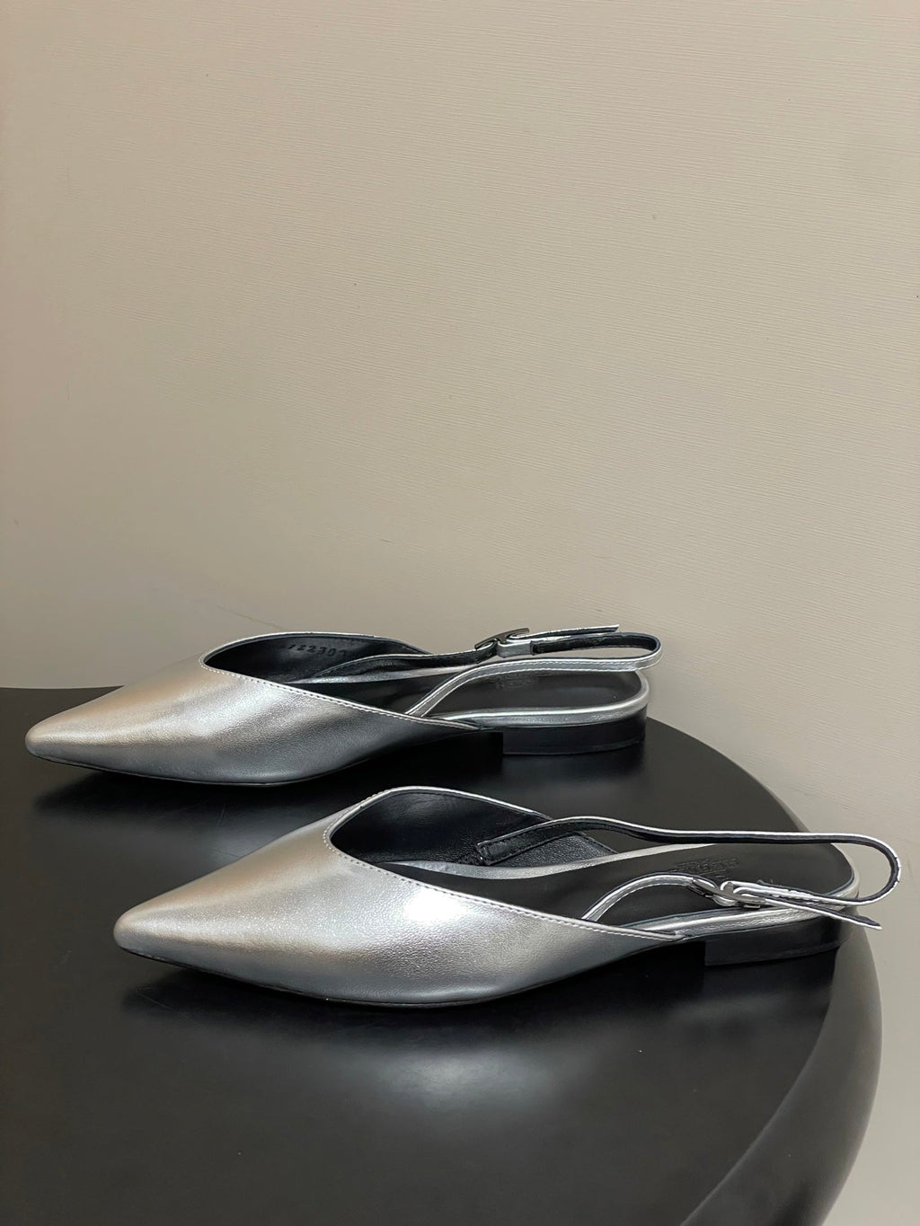 HM 26S NICOLE SLINGBACK IN SILVER CALFSKIN SILVER HARDWARE