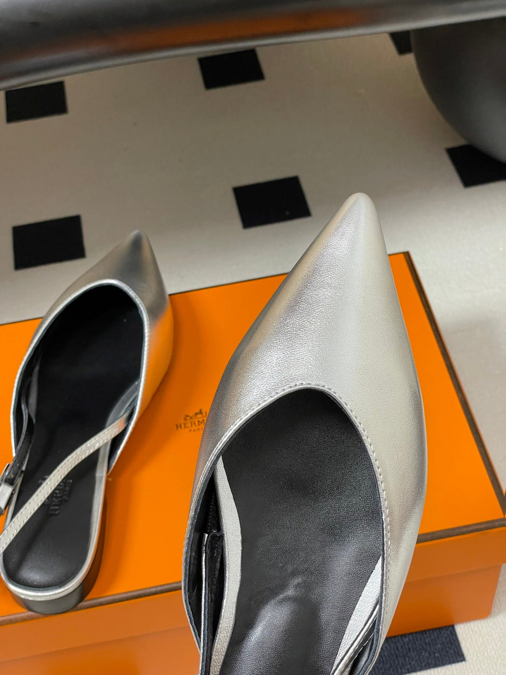 HM 26S NICOLE SLINGBACK IN SILVER CALFSKIN SILVER HARDWARE