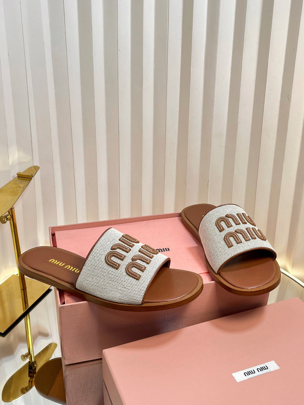 SLIDES SANDALS IN BROWN STRAW WOVEN