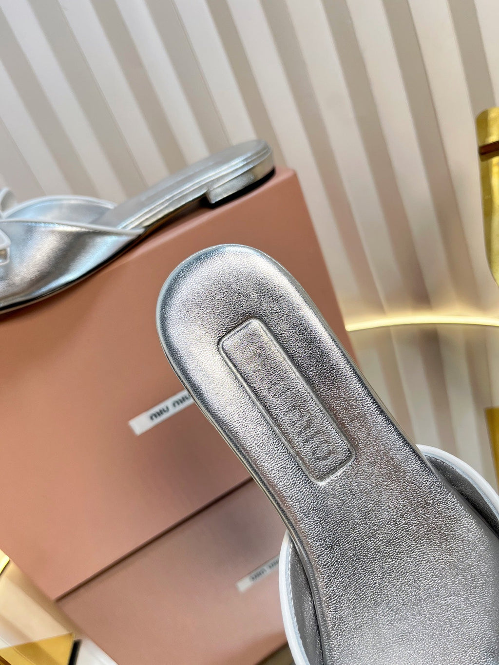 SLIDES SANDALS IN SILVER PATENT CALFSKIN BOW IN TRAP