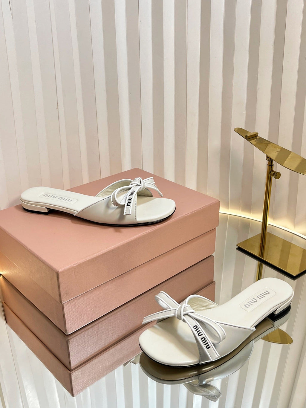 SLIDES SANDALS IN WHITE CALFSKIN BOW IN TRAP