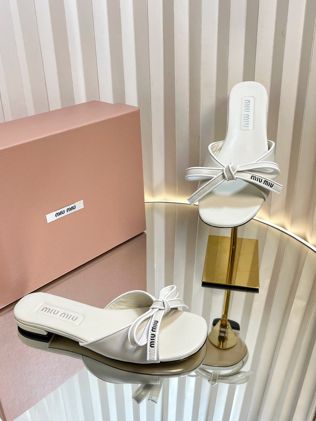 SLIDES SANDALS IN WHITE CALFSKIN BOW IN TRAP