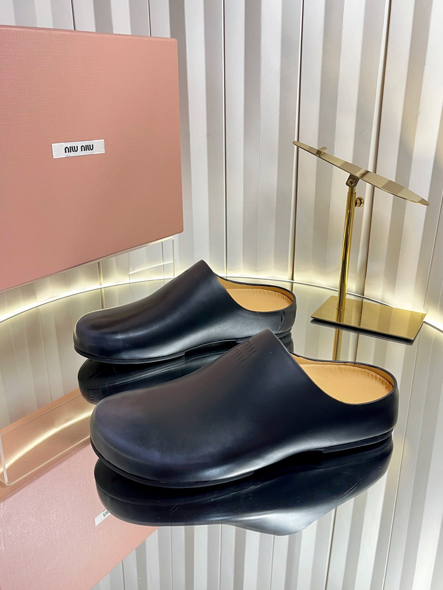 MIUMIU 26S CLOG MULES IN BLACK CALFSKIN