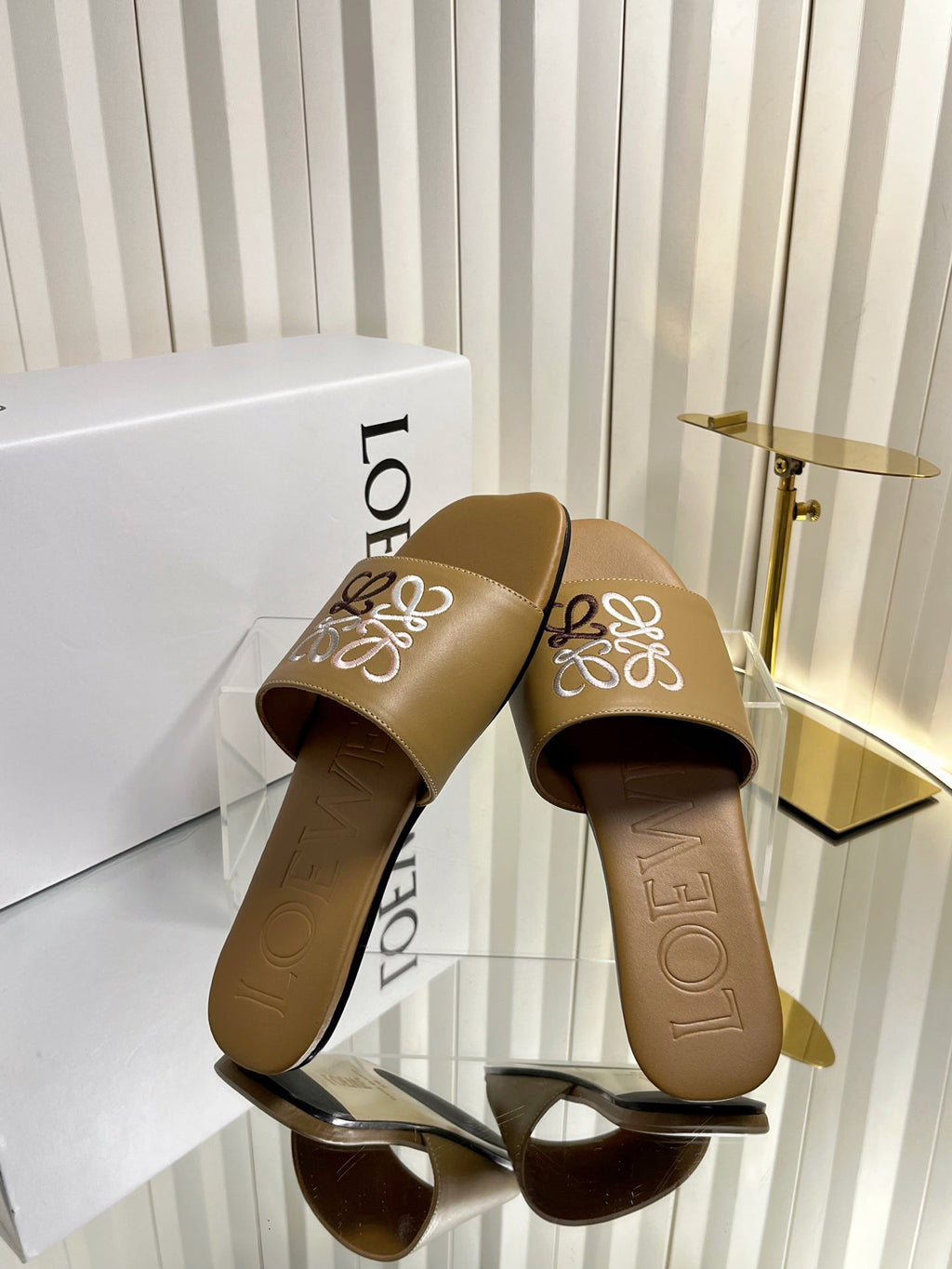 LOEWE 26S LOGO-EMBROIDERED SANDALS IN CAMEL BROWN CALFSKIN