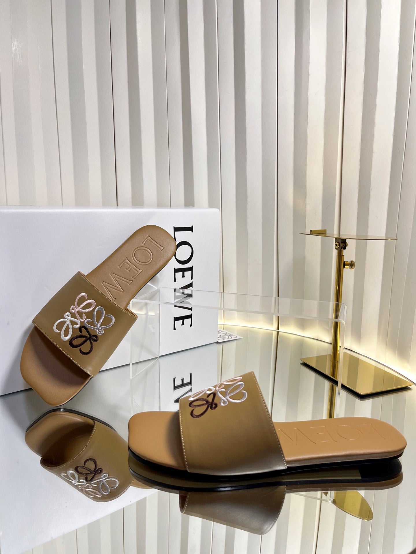 LOEWE 26S LOGO-EMBROIDERED SANDALS IN CAMEL BROWN CALFSKIN