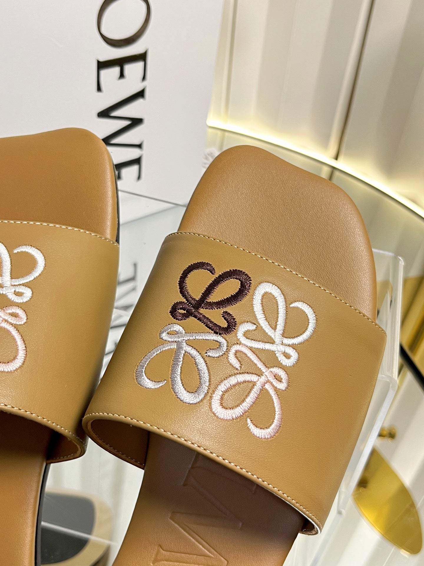LOEWE 26S LOGO-EMBROIDERED SANDALS IN CAMEL BROWN CALFSKIN