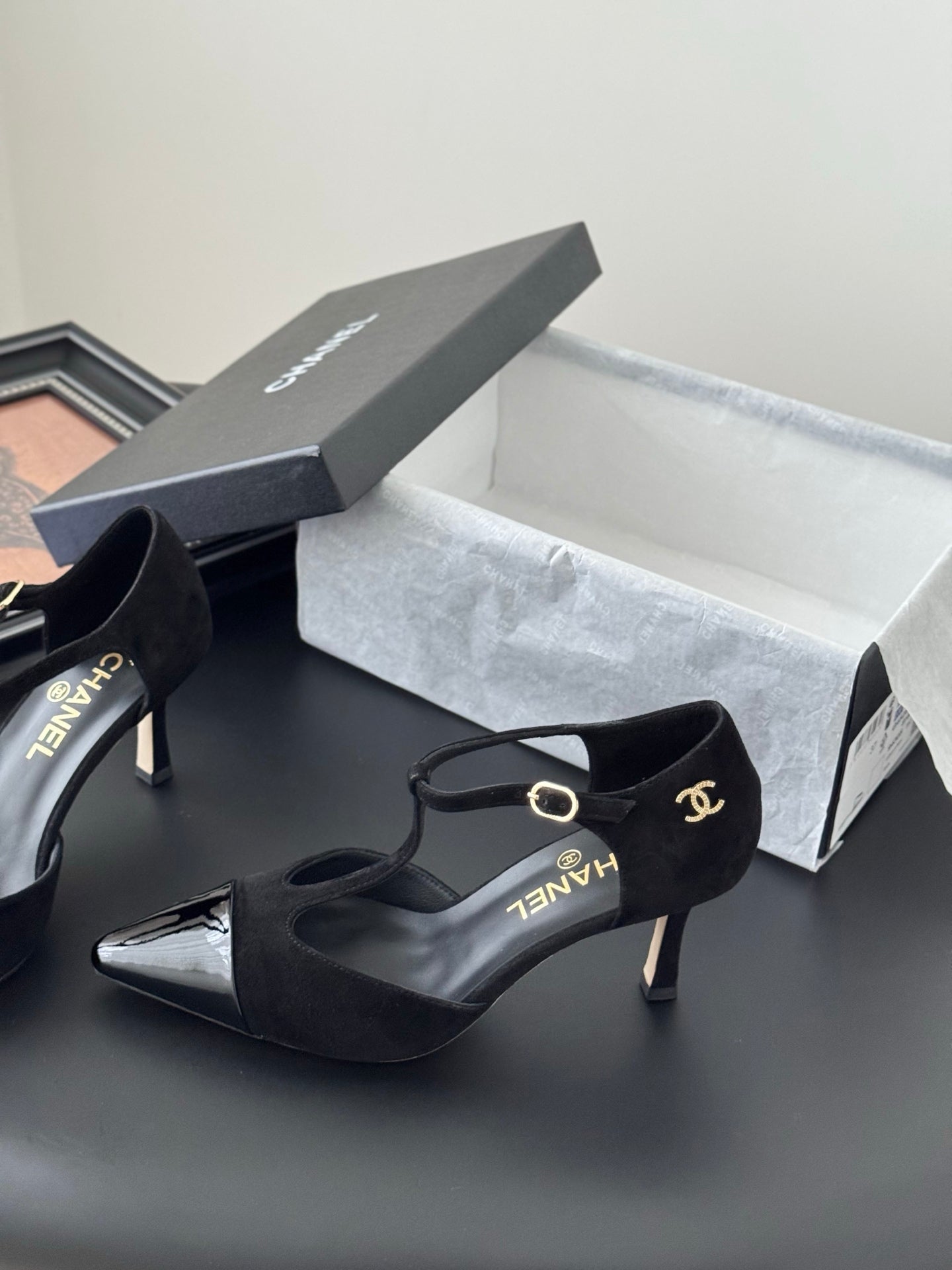 HIGH HEELS WAIST CUTTING IN BLACK SUEDE MIX GLOSSY
