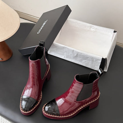 CHANEL 26S CHELSEA ANKLE BOOTS 70 MM IN BURGUNDY EMBOSSED AND BLACK PATENT