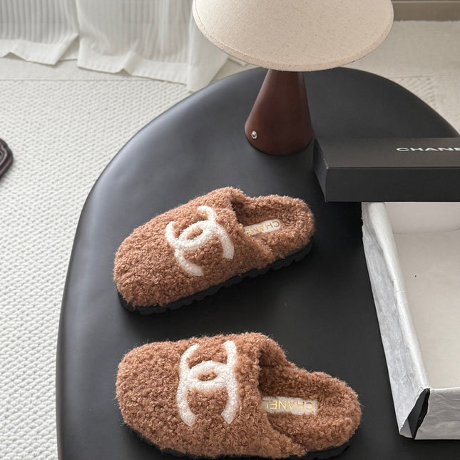 CHANEL 26S SLIDE SANDALS IN CAMEL BROWN SHEARLING UPPER AND LINING WITH WHITE CC LOGO