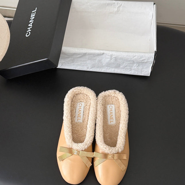 CHANEL 26S MULES IN BEIGE LAMBSKIN AND SHEARLING