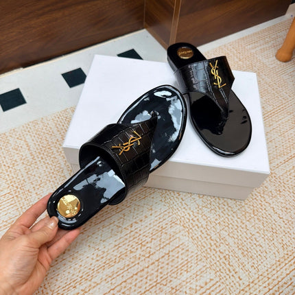 YSL 26S THONG SANDALS IN BLACK PATENT CROCODILE-EMBOSSED CALFSKIN
